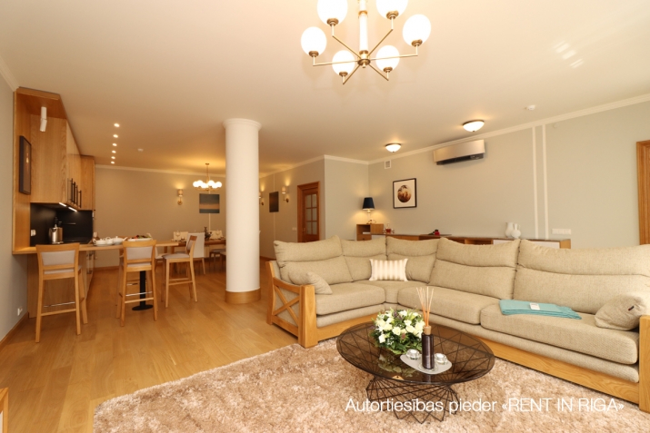 Sludinājumi. Piedāvājam jūsu uzmanībai unikālu projektu klusā ieliņā Vecpilsētas centrā. Plašais 3 istabu Cena: 2250 EUR/mēn Foto #9