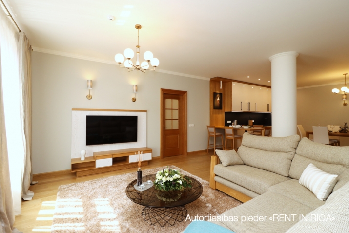 Sludinājumi. Piedāvājam jūsu uzmanībai unikālu projektu klusā ieliņā Vecpilsētas centrā. Plašais 3 istabu Cena: 2250 EUR/mēn Foto #1