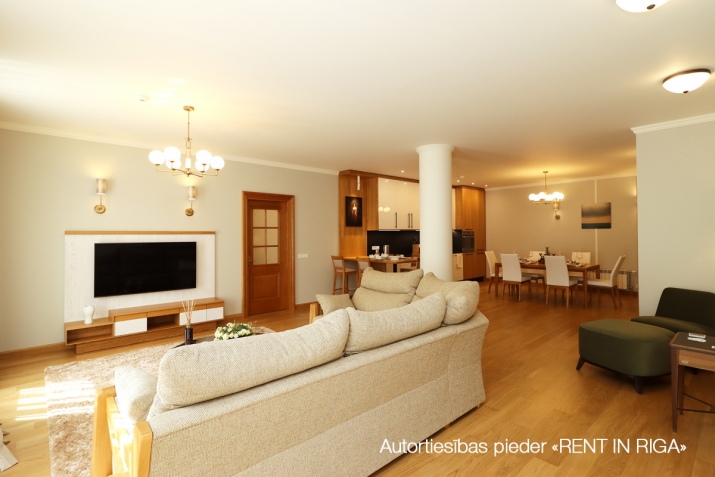 Sludinājumi. Piedāvājam jūsu uzmanībai unikālu projektu klusā ieliņā Vecpilsētas centrā. Plašais 3 istabu Cena: 2250 EUR/mēn Foto #2