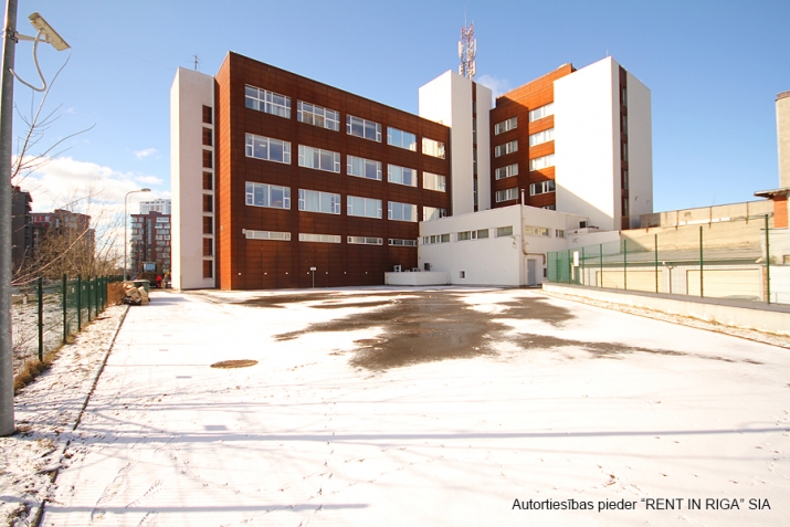 Sludinājumi. Atsevišķi stāvoša, mūsdienīga un moderna 8-stāvīga biroja ēka.  Būve 6714.8 kvm, lietderīgā, jeb Cena: 5600 EUR/mēn Foto #8