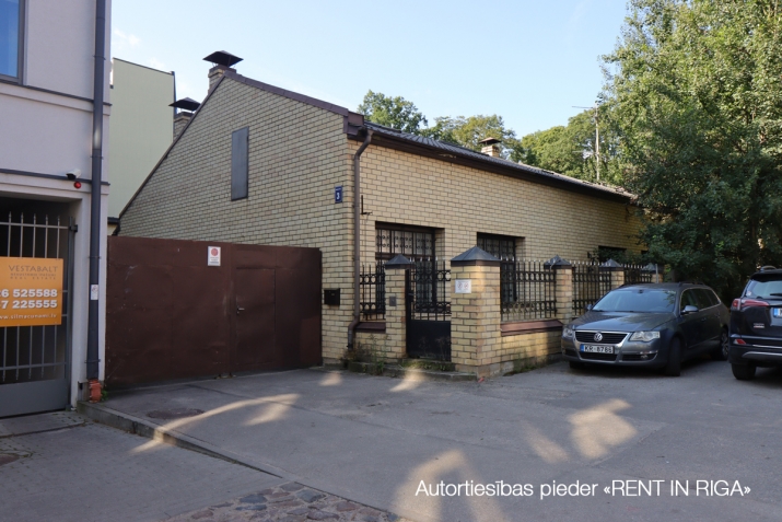 Объявление. Divas kvalitatīvas ēkas ar zemi.  Īpašuma sastāvs: 1) Zemes gabals : 1274 m2; 2) Fasādes biroju ēka Цена: 620000 EUR Foto #4