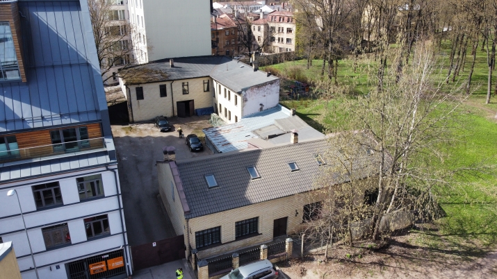 Объявление. Divas kvalitatīvas ēkas ar zemi.  Īpašuma sastāvs: 1) Zemes gabals : 1274 m2; 2) Fasādes biroju ēka Цена: 620000 EUR Foto #1