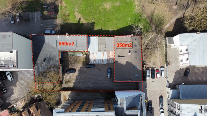 Объявление. Divas kvalitatīvas ēkas ar zemi.  Īpašuma sastāvs: 1) Zemes gabals : 1274 m2; 2) Fasādes biroju ēka Цена: 620000 EUR Foto #3