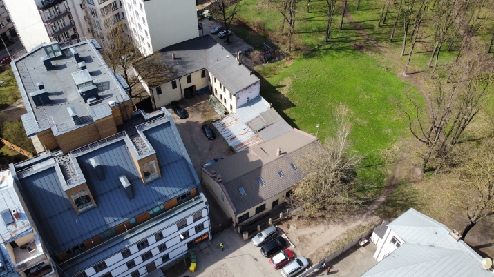 Sludinājumi. Divas kvalitatīvas ēkas ar zemi.  Īpašuma sastāvs: 1) Zemes gabals : 1274 m2; 2) Fasādes biroju ēka Cena: 620000 EUR Foto #3