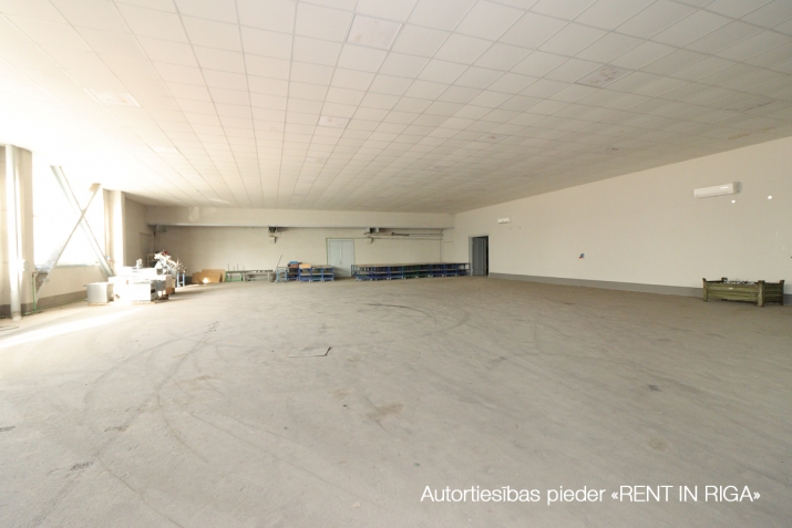 Sludinājumi. Plaša telpas ražošanai vai noliktavai.  + Sakopta, iežogota, asfaltēta un apsragāta teritorija ar Cena: 14601 EUR/mēn Foto #9