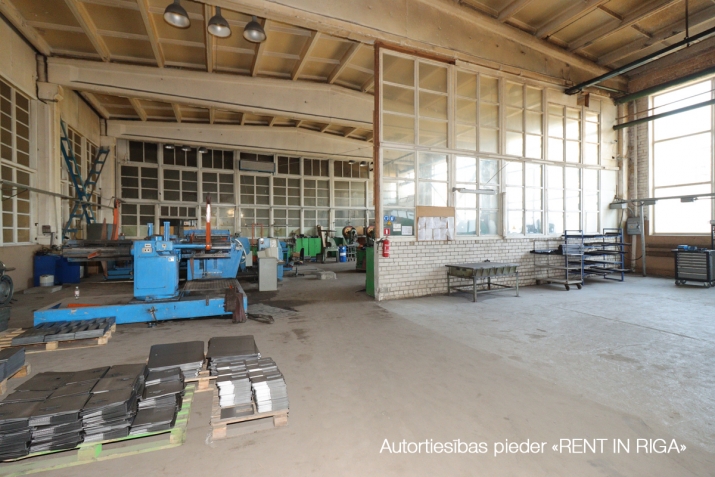 Sludinājumi. Plaša telpas ražošanai vai noliktavai.  + Sakopta, iežogota, asfaltēta un apsragāta teritorija ar Cena: 14601 EUR/mēn Foto #5