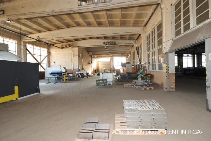 Sludinājumi. Plaša telpas ražošanai vai noliktavai.  + Sakopta, iežogota, asfaltēta un apsragāta teritorija ar Cena: 14601 EUR/mēn Foto #3