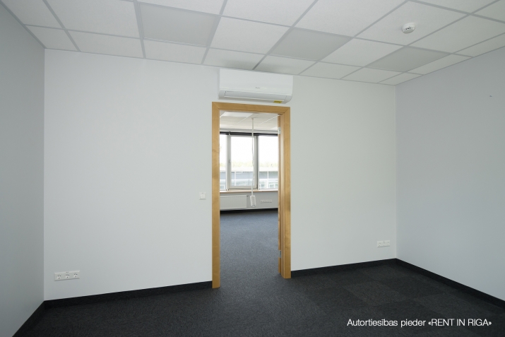 Sludinājumi. Birojs Mārupē, aiz \'WESS motors\'.  + 4. stāvs.  + platība sastāv no atvērtas telpas, diviem Cena: 2200 EUR/mēn Foto #9
