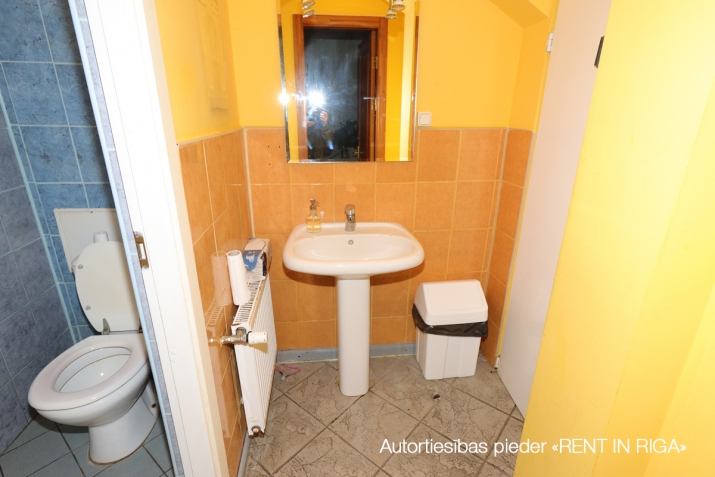 Sludinājumi. Tiek iznomāta atsevišķi stāvoša biroju ēka ar privātu autostāvvietu astoņām mašīnām.  + Ēka atrodas Cena: 2000 EUR/mēn Foto #5