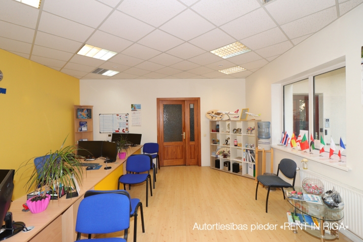 Sludinājumi. Tiek iznomāta atsevišķi stāvoša biroju ēka ar privātu autostāvvietu astoņām mašīnām.  + Ēka atrodas Cena: 2000 EUR/mēn Foto #7