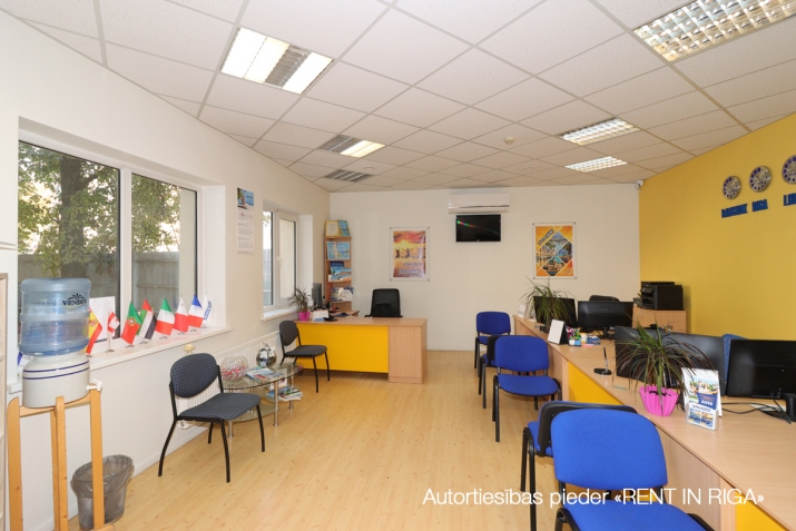 Sludinājumi. Tiek iznomāta atsevišķi stāvoša biroju ēka ar privātu autostāvvietu astoņām mašīnām.  + Ēka atrodas Cena: 2000 EUR/mēn Foto #6