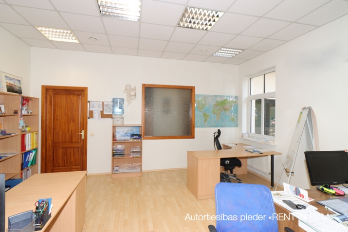 Sludinājumi. Tiek iznomāta atsevišķi stāvoša biroju ēka ar privātu autostāvvietu astoņām mašīnām.  + Ēka atrodas Cena: 2000 EUR/mēn Foto #9