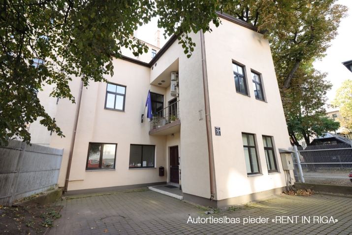 Sludinājumi. Tiek iznomāta atsevišķi stāvoša biroju ēka ar privātu autostāvvietu astoņām mašīnām.  + Ēka atrodas Cena: 2000 EUR/mēn Foto #1