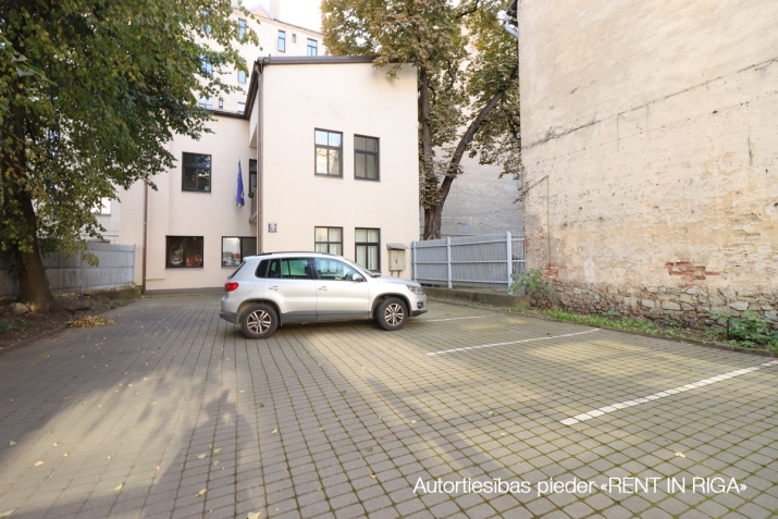 Sludinājumi. Tiek iznomāta atsevišķi stāvoša biroju ēka ar privātu autostāvvietu astoņām mašīnām.  + Ēka atrodas Cena: 2000 EUR/mēn Foto #2