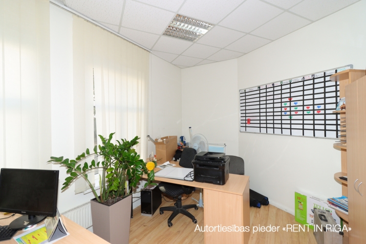 Sludinājumi. Tiek iznomāta atsevišķi stāvoša biroju ēka ar privātu autostāvvietu astoņām mašīnām.  + Ēka atrodas Cena: 2000 EUR/mēn Foto #4