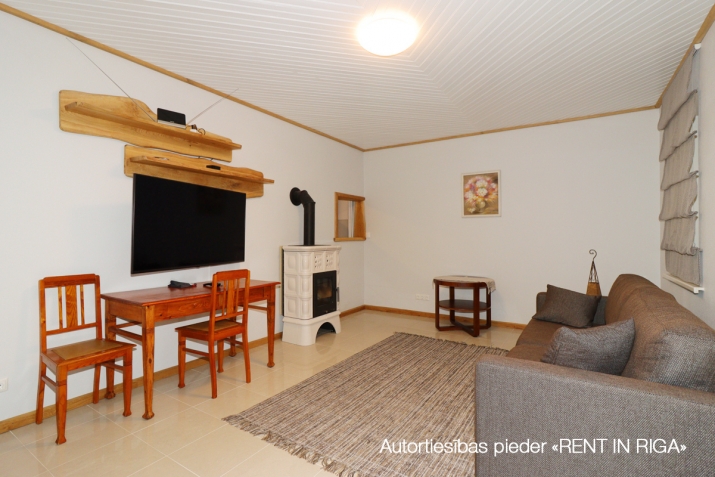 Объявление. Уютный дом с террасой и садом в Шампетерисе  Предлагаем в аренду уютный и функциональный дом в Цена: 700 EUR/мес. Foto #1