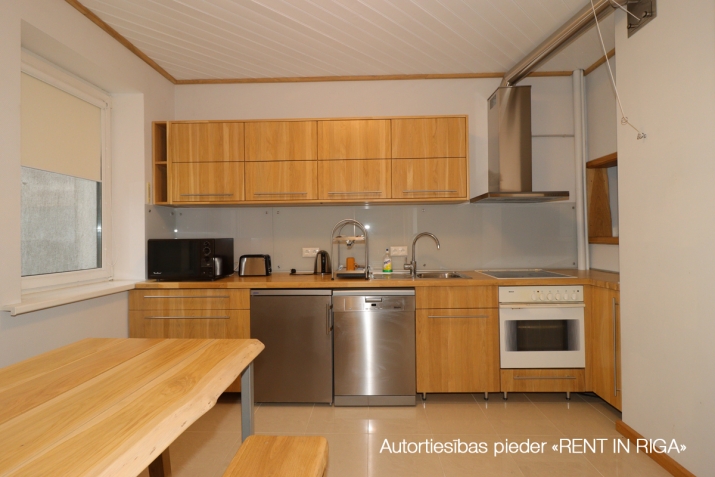 Объявление. Уютный дом с террасой и садом в Шампетерисе  Предлагаем в аренду уютный и функциональный дом в Цена: 700 EUR/мес. Foto #3