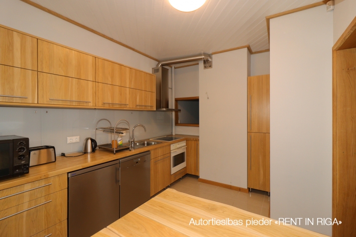 Объявление. Уютный дом с террасой и садом в Шампетерисе  Предлагаем в аренду уютный и функциональный дом в Цена: 700 EUR/мес. Foto #4