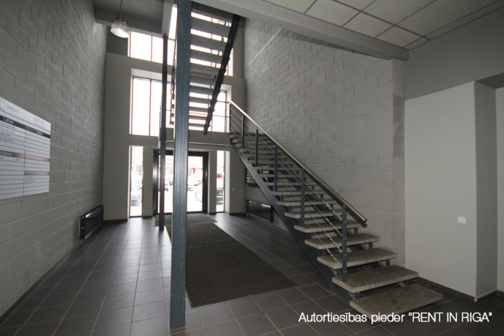 Sludinājumi. Multifunkcionālas telpas birojam, noliktavai, showeroomam.  + Biroja platības ir izvietota ēkas 4. Cena: 1146 EUR/mēn Foto #7