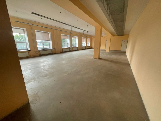 Sludinājumi. Multifunkcionālas telpas birojam, noliktavai, showeroomam.  + Biroja platības ir izvietota ēkas 4. Cena: 1146 EUR/mēn Foto #1