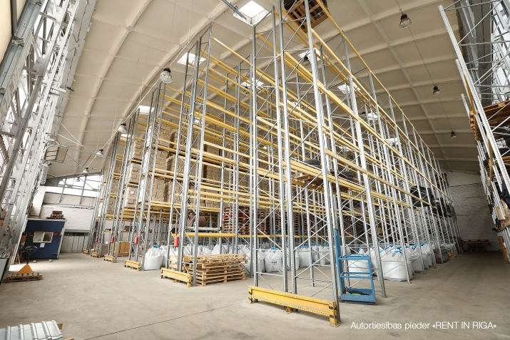Sludinājumi. Noliktavas / ražotnes telpas ar augstiem griestiem un dabīgo apgaismojumu.  + Ērta smagā transporta Cena: 12060 EUR/mēn Foto #4