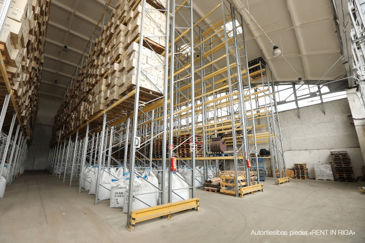 Sludinājumi. Noliktavas / ražotnes telpas ar augstiem griestiem un dabīgo apgaismojumu.  + Ērta smagā transporta Cena: 12060 EUR/mēn Foto #3