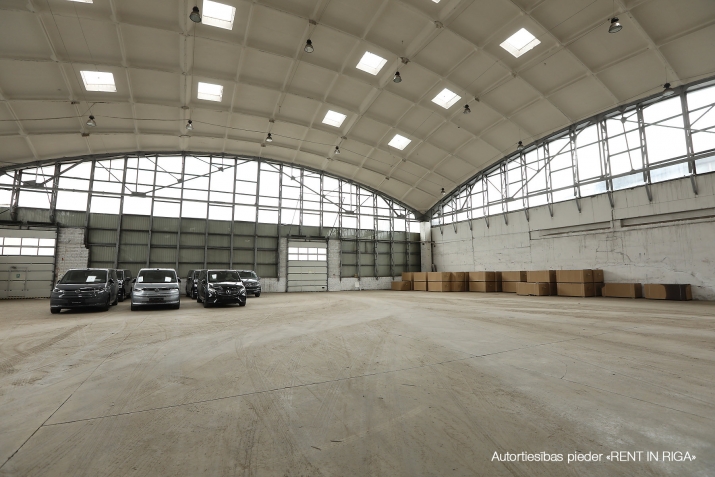 Sludinājumi. Noliktavas / ražotnes telpas ar augstiem griestiem un dabīgo apgaismojumu.  + Ērta smagā transporta Cena: 12060 EUR/mēn Foto #1