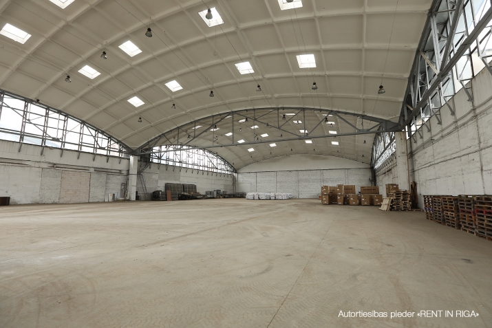 Sludinājumi. Noliktavas / ražotnes telpas ar augstiem griestiem un dabīgo apgaismojumu.  + Ērta smagā transporta Cena: 12060 EUR/mēn Foto #2