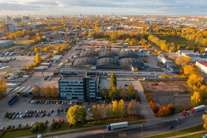 Sludinājumi. Noliktavas / ražotnes telpas ar augstiem griestiem un dabīgo apgaismojumu.  + Ērta smagā transporta Cena: 12060 EUR/mēn Foto #7