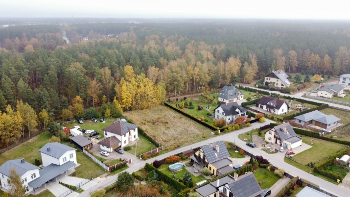 Sludinājumi. Zemes gabals skaistā priežu meža malā.  + Saules apspīdēts zemes gabals meža ielokā; + asfaltēti Cena: 122000 EUR Foto #2