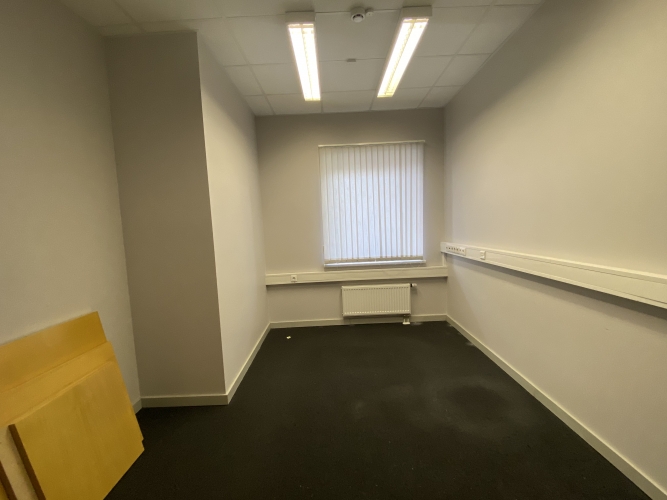 Объявление. Birojs Čiekurkalnā.  + 1. stāvs. + Atvērta telpa, divi kabineti. + Wc koplietošanas koridorī. + Цена: 342 EUR/мес. Foto #7