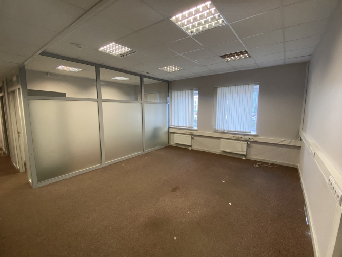 Объявление. Birojs Čiekurkalnā.  + 1. stāvs. + Atvērta telpa, divi kabineti. + Wc koplietošanas koridorī. + Цена: 342 EUR/мес. Foto #3