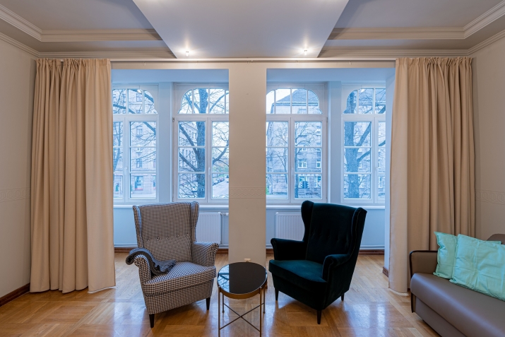 Объявление. Renovated office building with a large parking lot that can be used for various types of business.  Цена: 625000 EUR Foto #3