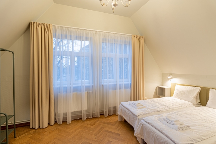 Объявление. Renovated office building with a large parking lot that can be used for various types of business.  Цена: 625000 EUR Foto #8