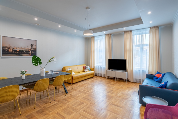 Объявление. Renovated office building with a large parking lot that can be used for various types of business.  Цена: 625000 EUR Foto #4