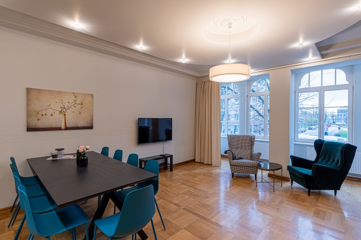 Объявление. Renovated office building with a large parking lot that can be used for various types of business.  Цена: 625000 EUR Foto #1