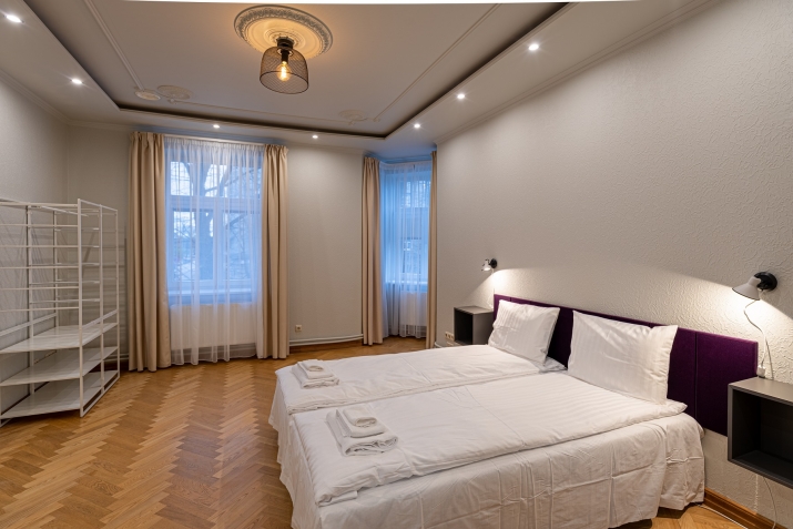 Объявление. Renovated office building with a large parking lot that can be used for various types of business.  Цена: 625000 EUR Foto #6