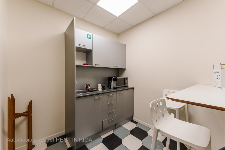 Sludinājumi. Modernas biroja telpas  Par telpām: Plašās biroja telpas ar  10-20 darba vietām, atvērtā tipa Cena: 1309 EUR/mēn Foto #7