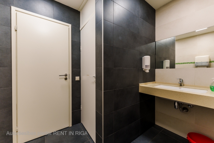 Sludinājumi. Modernas biroja telpas  Par telpām: Plašās biroja telpas ar  10-20 darba vietām, atvērtā tipa Cena: 1309 EUR/mēn Foto #9