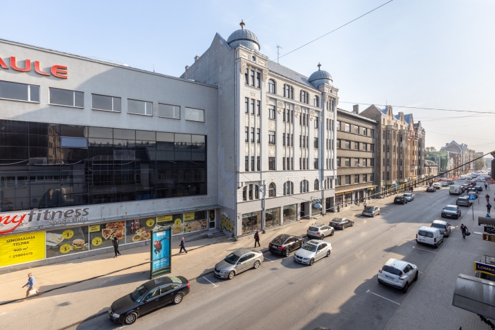 Sludinājumi. Iznomājam telpas ar aprīkojumu, pretī \'Bērnu pasaulei\'.  Plānojums: 1 atvērta tipa zāle ar logiem Cena: 1400 EUR/mēn Foto #7