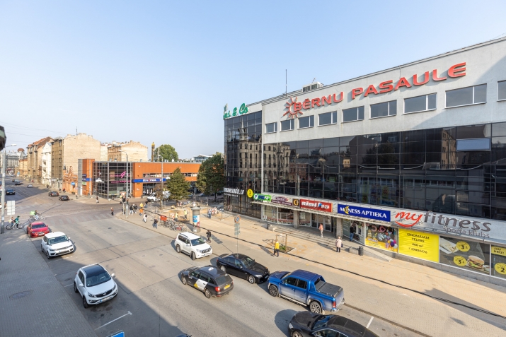 Sludinājumi. Iznomājam telpas ar aprīkojumu, pretī \'Bērnu pasaulei\'.  Plānojums: 1 atvērta tipa zāle ar logiem Cena: 1400 EUR/mēn Foto #6