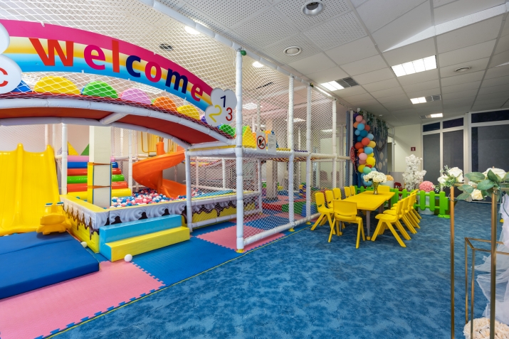 Sludinājumi. Iznomājam telpas ar aprīkojumu, pretī \'Bērnu pasaulei\'.  Plānojums: 1 atvērta tipa zāle ar logiem Cena: 1400 EUR/mēn Foto #1