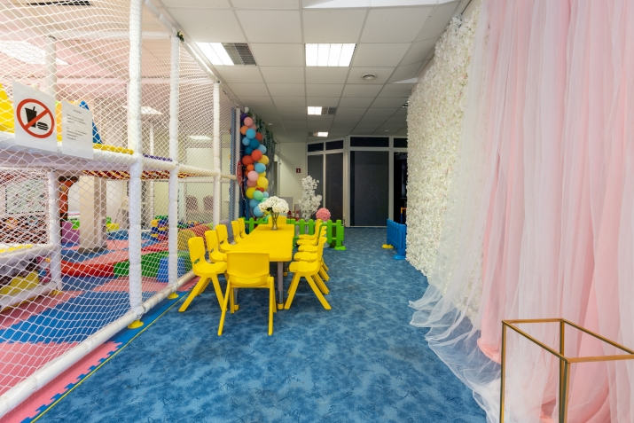 Sludinājumi. Iznomājam telpas ar aprīkojumu, pretī \'Bērnu pasaulei\'.  Plānojums: 1 atvērta tipa zāle ar logiem Cena: 1400 EUR/mēn Foto #2