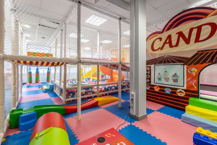 Sludinājumi. Iznomājam telpas ar aprīkojumu, pretī \'Bērnu pasaulei\'.  Plānojums: 1 atvērta tipa zāle ar logiem Cena: 1400 EUR/mēn Foto #3