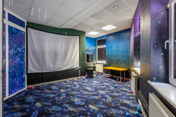 Sludinājumi. Iznomājam telpas ar aprīkojumu, pretī \'Bērnu pasaulei\'.  Plānojums: 1 atvērta tipa zāle ar logiem Cena: 1400 EUR/mēn Foto #5