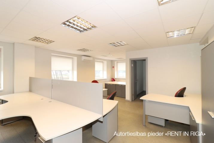 Sludinājumi. Birojs Šķirotavā.  + 2. stāvs. + Platība sastāv no koridora/recepcijas, trīs kabinetiem, virtuves Cena: 1740 EUR/mēn Foto #4