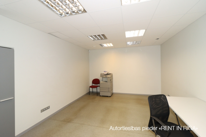 Sludinājumi. Birojs Šķirotavā.  + 2. stāvs. + Platība sastāv no koridora/recepcijas, trīs kabinetiem, virtuves Cena: 1740 EUR/mēn Foto #7