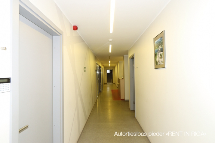 Sludinājumi. Birojs Šķirotavā.  + 2. stāvs. + Platība sastāv no koridora/recepcijas, trīs kabinetiem, virtuves Cena: 1740 EUR/mēn Foto #3