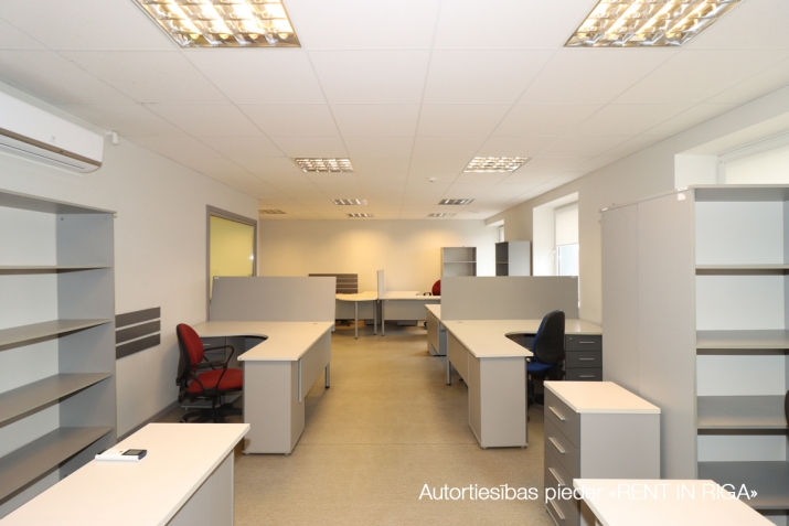 Sludinājumi. Birojs Šķirotavā.  + 2. stāvs. + Platība sastāv no koridora/recepcijas, trīs kabinetiem, virtuves Cena: 1740 EUR/mēn Foto #6