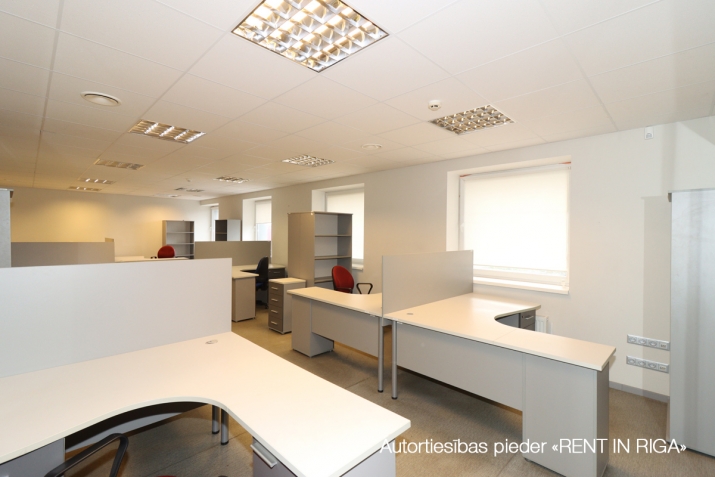 Sludinājumi. Birojs Šķirotavā.  + 2. stāvs. + Platība sastāv no koridora/recepcijas, trīs kabinetiem, virtuves Cena: 1740 EUR/mēn Foto #5